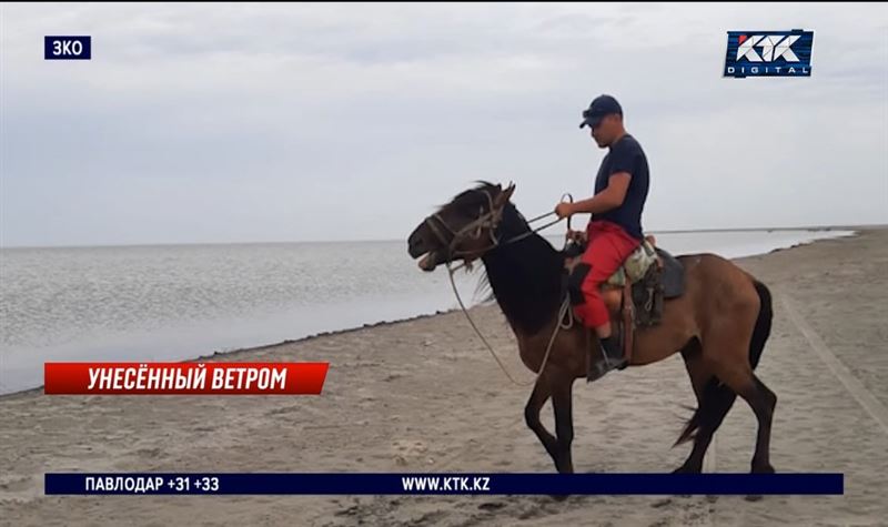 Унесенного ветром мальчика третьи сутки ищут на озере Шалкар