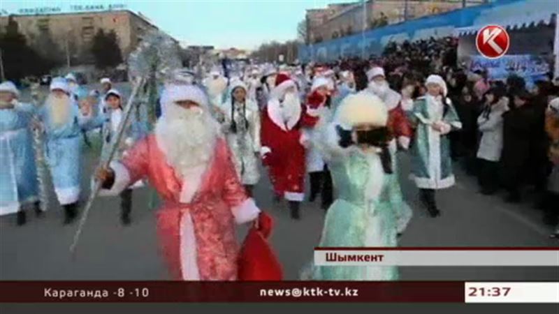 В Шымкенте нашествие Дедов Морозов и Снегурочек