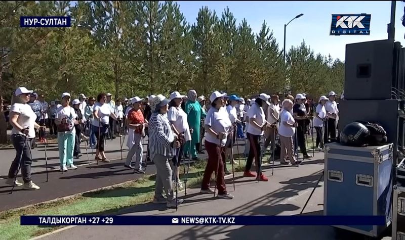 В столице прошел праздничный марафон скандинавской ходьбы