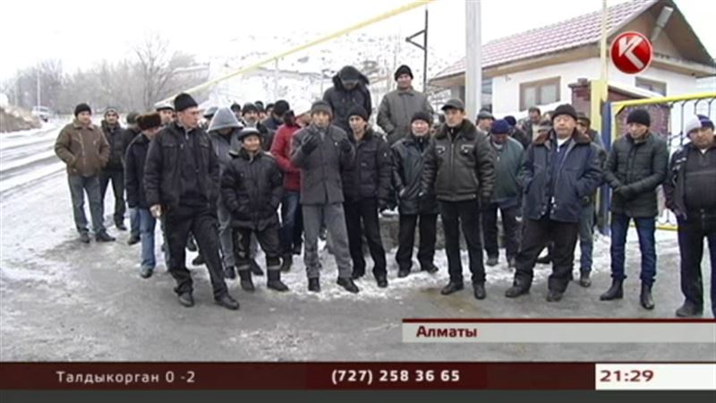 В Алматы водители и сварщики требовали выплатить зарплату и начислить пенсионные