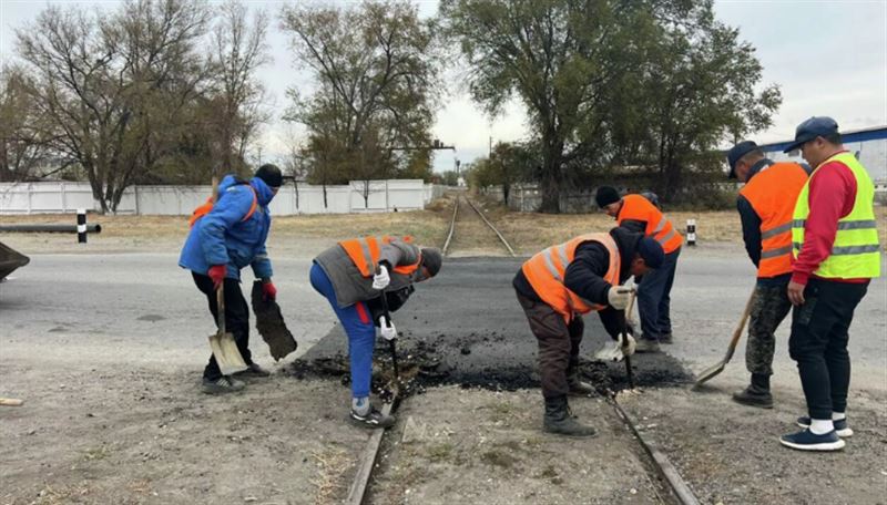 Рабочие уложили асфальт на железнодорожные пути в Уштобе