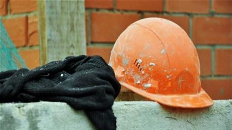 Иностранный рабочий разбился при падении с высоты четвертого этажа в Талдыкоргане