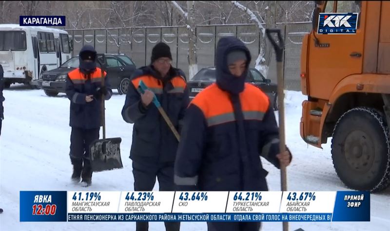 В Караганде коммунальщики убирают снег и успевают проголосовать