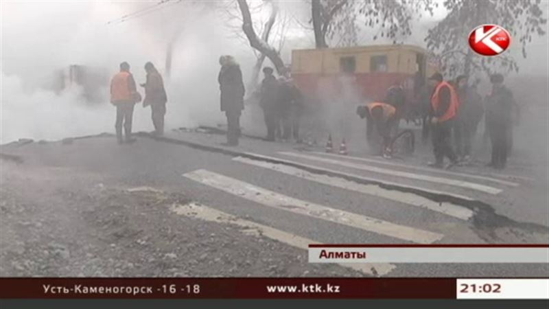 В Алматы автобус провалился в яму с горячей водой, четверо получили ожоги