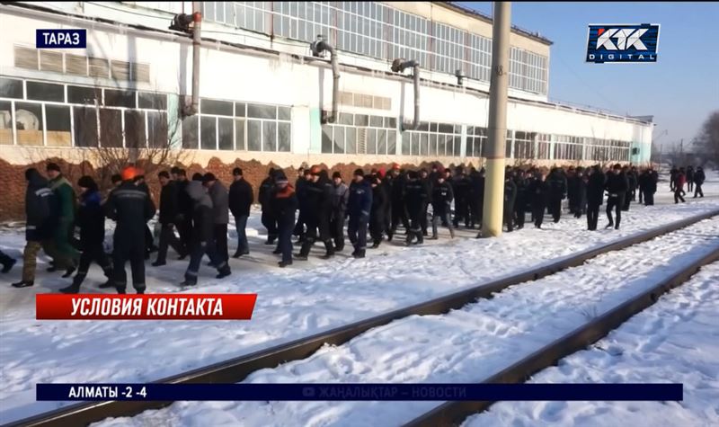 Поднять зарплату вдвое потребовали работники ж/д депо в Таразе