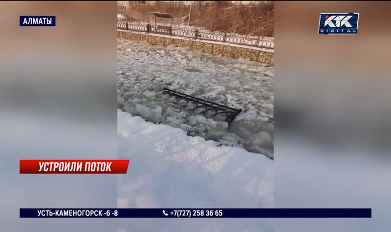 В Алматы масса льда и снега снесла ограждения вдоль реки Есентай