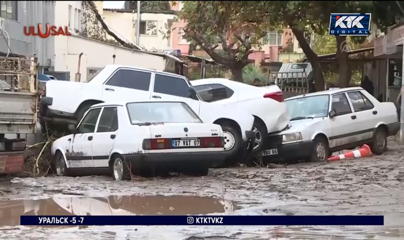 Проливные дожди привели к разрушительному наводнению в Анталье 