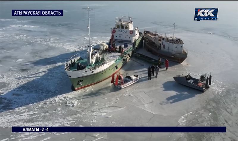 Три недели сидит на мели судно с рыбой в Атырау