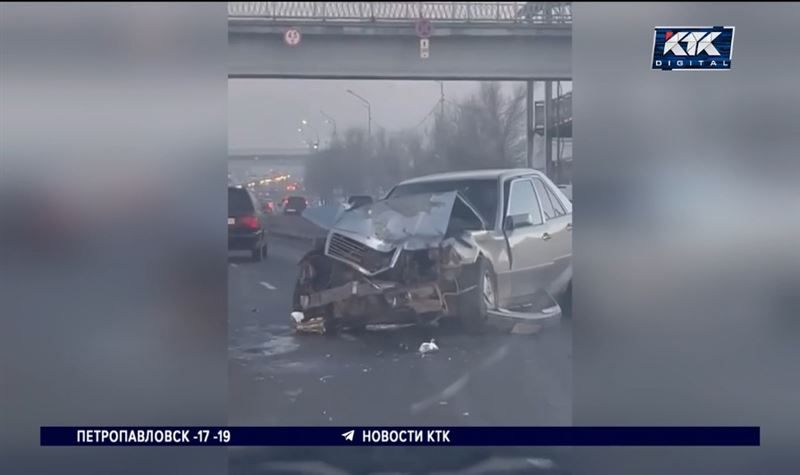 Четыре авто столкнулись на алматинской барахолке, пострадали четверо