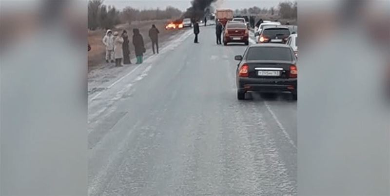 Джип сгорел после ДТП с участием трех авто на трассе Уральск – Атырау