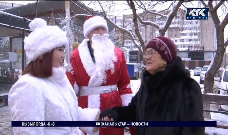 Ақтөбеде Аяз ата мен ертегі кейіпкерлері тұрғындардың көңілін көтеріп жүр