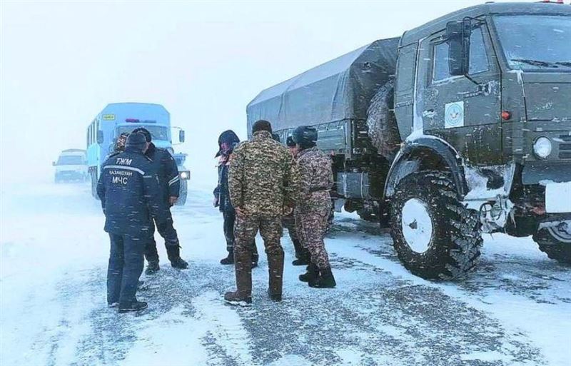 «Алматы - Өскемен» тас жолында қалған 50 адам әскери техникамен эвакуацияланды 