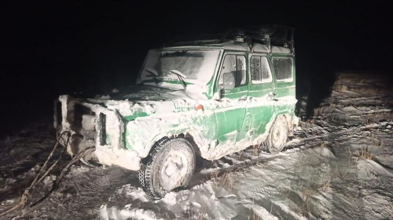 Ақтөбеде өзенге батып бара жатқан көліктен үш адам шығып үлгерген 