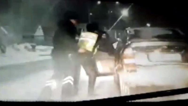 Пьяный водитель протащил полицейского 200 метров и съехал в кювет в Темиртау