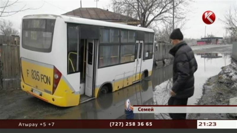 В Семее два автобуса провалились в огромные ямы 