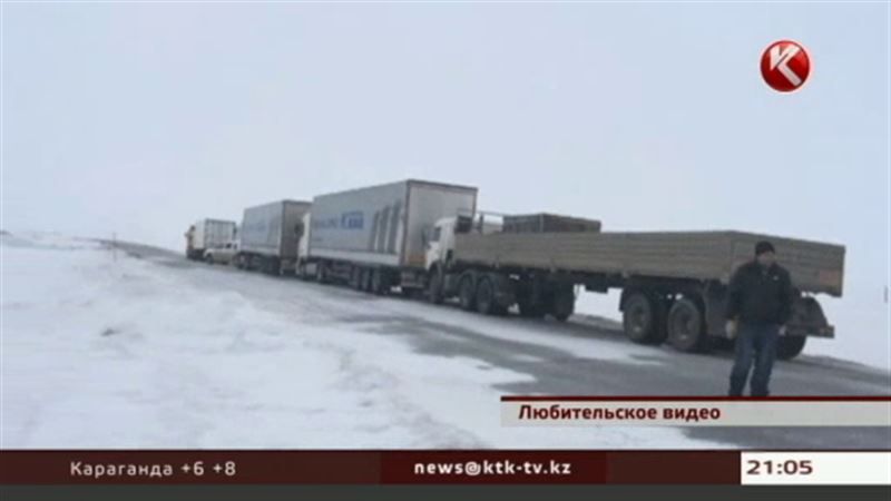 В Актюбинской области водители на четверо суток застряли на заснеженных трассах 