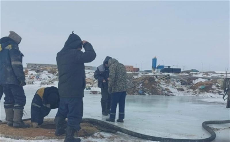 Третий месяц в одном из микрорайонов Караганды не могут устранить порыв водопровода