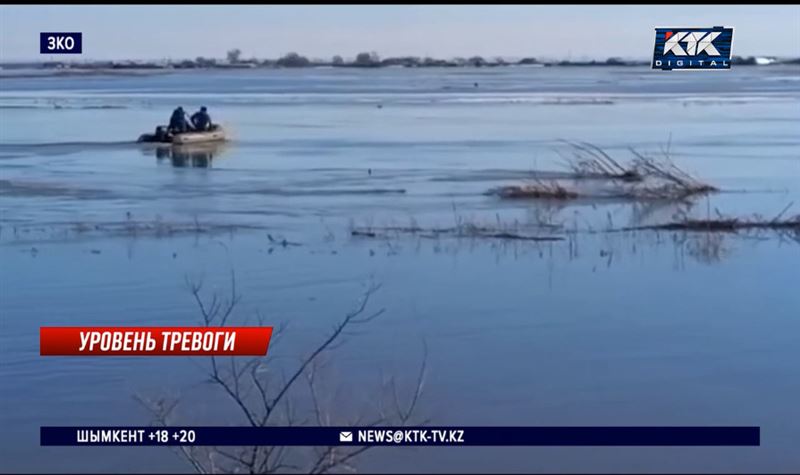 В ЗКО прорвало дамбу: вода устремилась в город Аксай