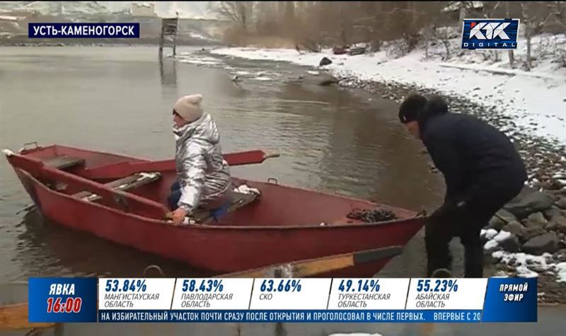 Многодетная мать приплыла на выборы на лодке