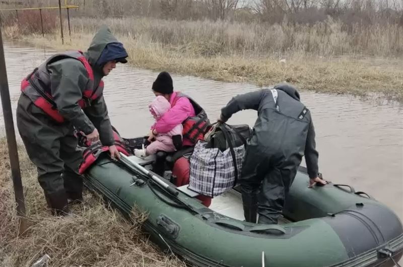 Ақтөбе қаласында Қарғалы өзені көтеріліп, адамдар эвакуацияланып жатыр 