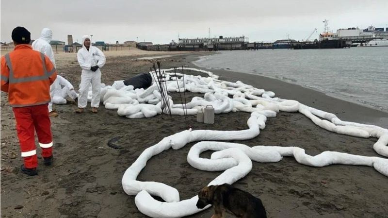 Масляные пятна нашли на поверхности Каспийского моря