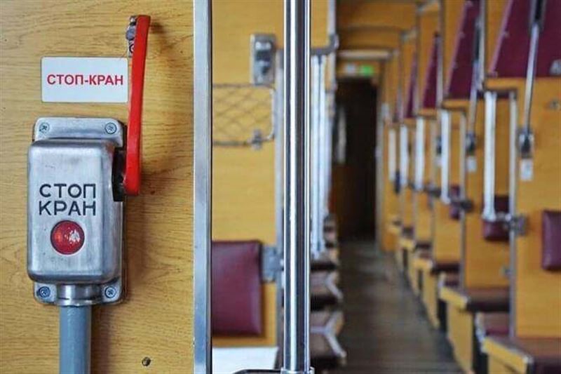 В Атырауской области пьяный пассажир остановил поезд, сорвав стоп-кран