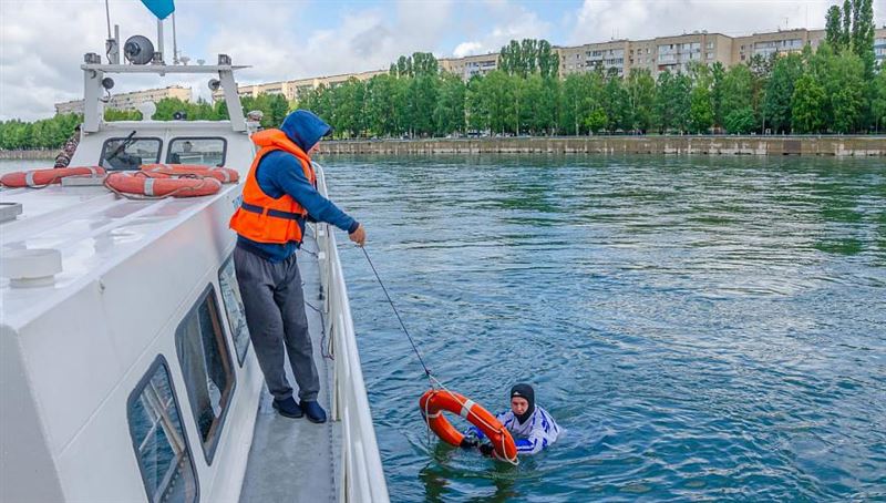 Экипаж теплохода спас людей из перевернувшейся на Иртыше лодки