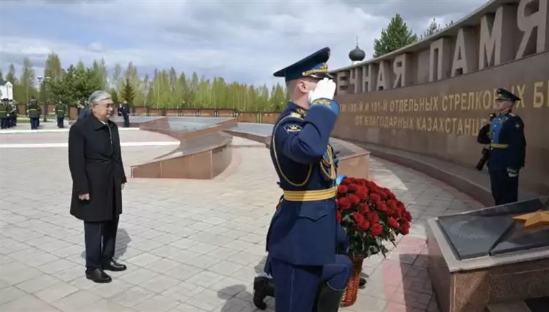 Президент Ресейдегі қазақстандық жауынгерлерге арналған мемориалдық кешенге гүл шоғын қойды 