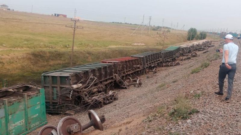 18 грузовых вагонов сошли с рельсов в Шымкенте