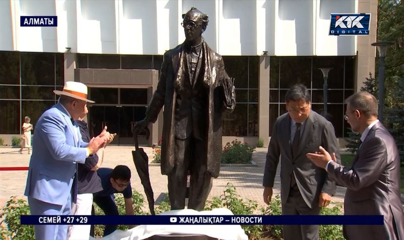 Памятник Юрию Померанцеву установлен перед театром имени Лермонтова