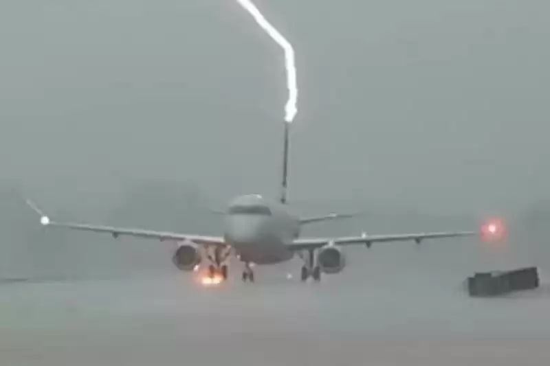 Молния ударила в пассажирский самолет в США