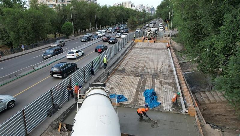 Движение транспорта через мост на Есентае в Алматы планируется полностью открыть с 1 сентября