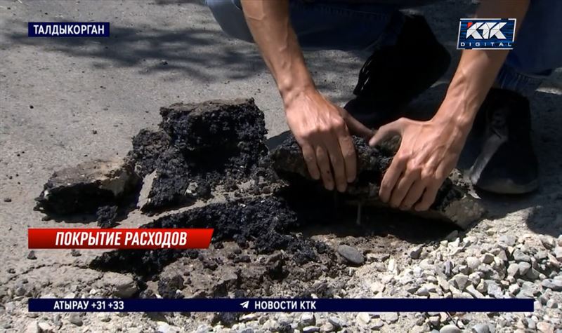 Новый асфальт в Талдыкоргане можно поднять даже рукой