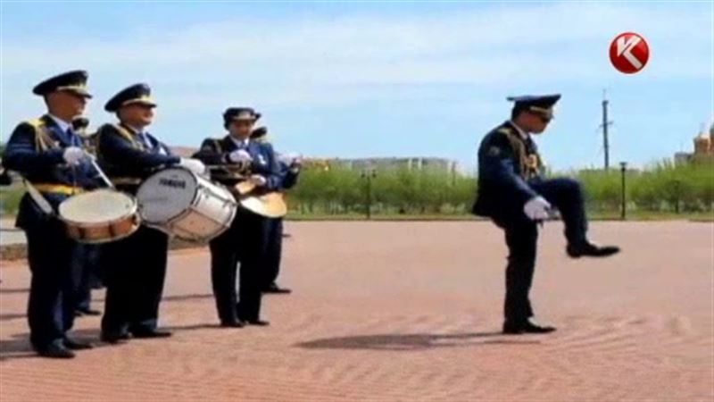 Курсанты получили нагоняй от генерала за «лунную походку»