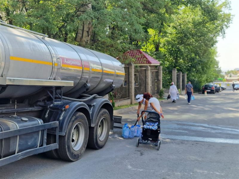 Оставшимся без воды жителям элитного района Алматы акимат подвозит воду и организовывает туалеты