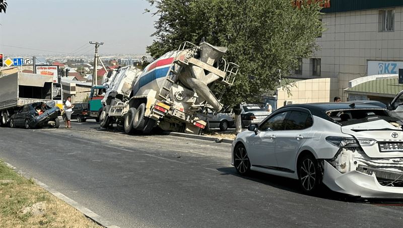 Автобетоносмеситель врезался в восемь авто на перекрестке в Шымкенте