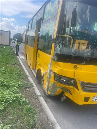 Автобус врезался в модульный пост полиции в Семее