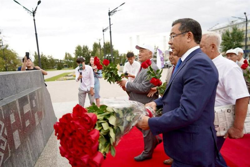 Семей қаласында Абай ескерткішіне гүл шоқтарын қою рәсімі өтті