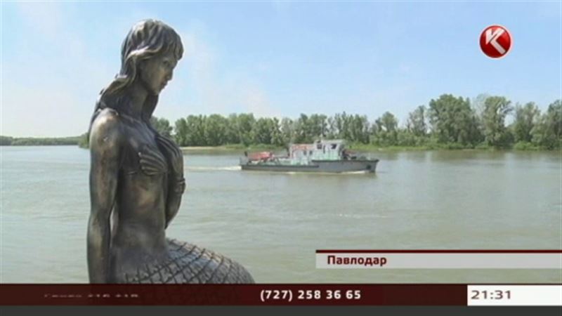 Несчастная павлодарская русалка теперь приварена к постаменту 