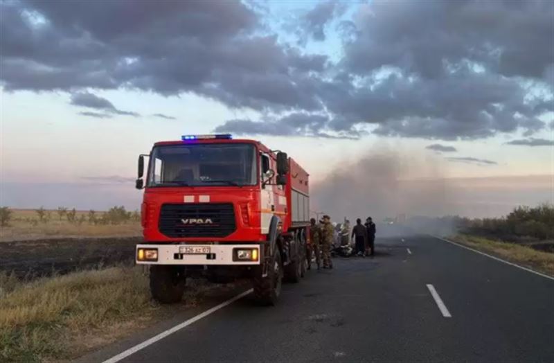 БҚО-да 20 тонна киім тиелген жүк көлігінің тіркемесі жанып кетті