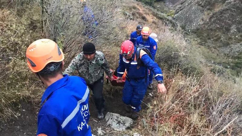 Два часа спускали с гор в Алматинской области женщину, сломавшую ногу 