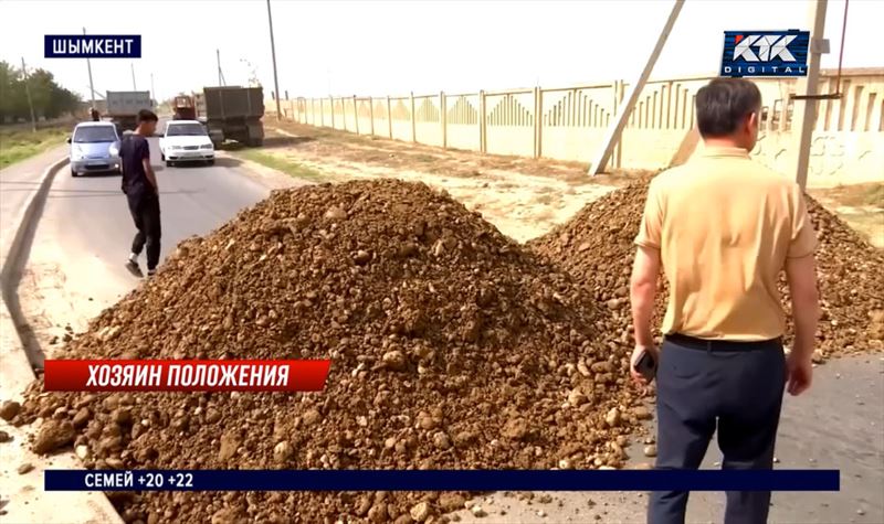 Бизнесмен перекрыл дорогу в Шымкенте, чтобы получить обещанные акиматом деньги