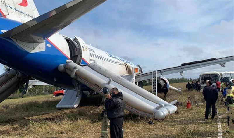 Казахстанцы не пострадали при аварийной посадке самолета в России