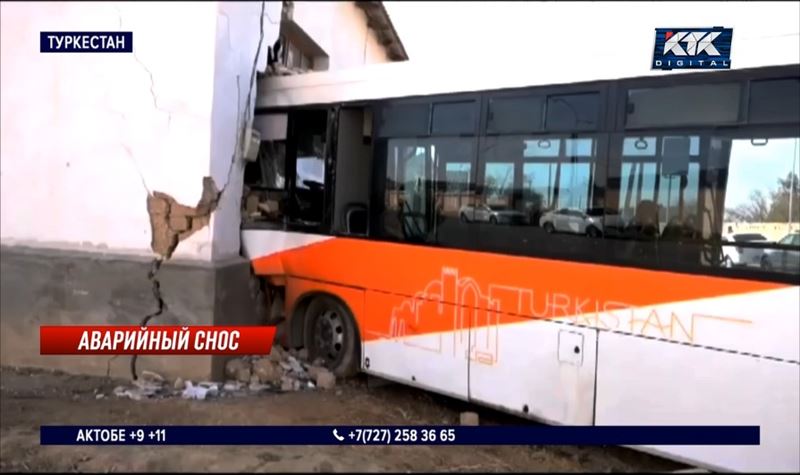 Автобус столкнулся с легковушкой и протаранил стену дома в Туркестане