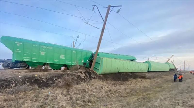 Вагоны-зерновозы сошли с рельсов в Акмолинской области