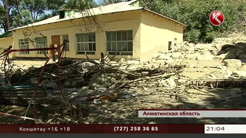 В Алматинской области продолжается эвакуация людей из зоны сильнейшего оползня