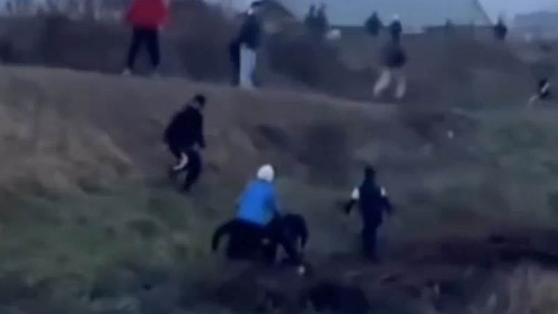 Массовая драка сельских подростков попала на видео: в полиции сообщили подробности