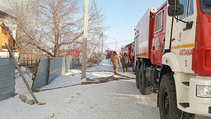 Огонь лишил крова сразу восемь семей в Акмолинской области