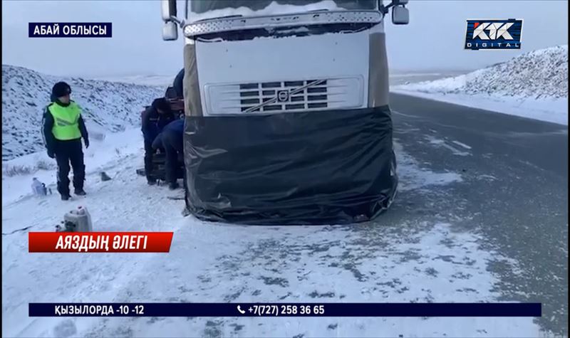 Қарағанды және Абай облысында жүк көліктері мен автобустар қардан шығарылды