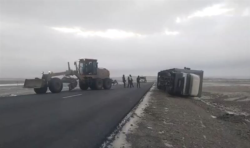 Большегруз опрокинулся из-за сильного ветра на трассе в Абайской области